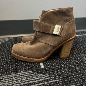 UGGS 5.5 Brienne Leather Suede Heeled Ankle Boots Beige Tan Booties
